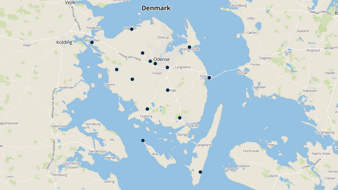 Kort over Fyn med golfbaner markeret med blå cirkler.