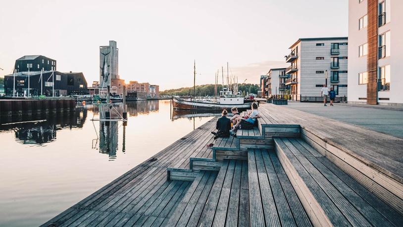 Hænge ud på havnen i solnedgangen