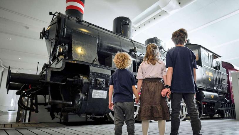 tre børn på jernbanemuseet