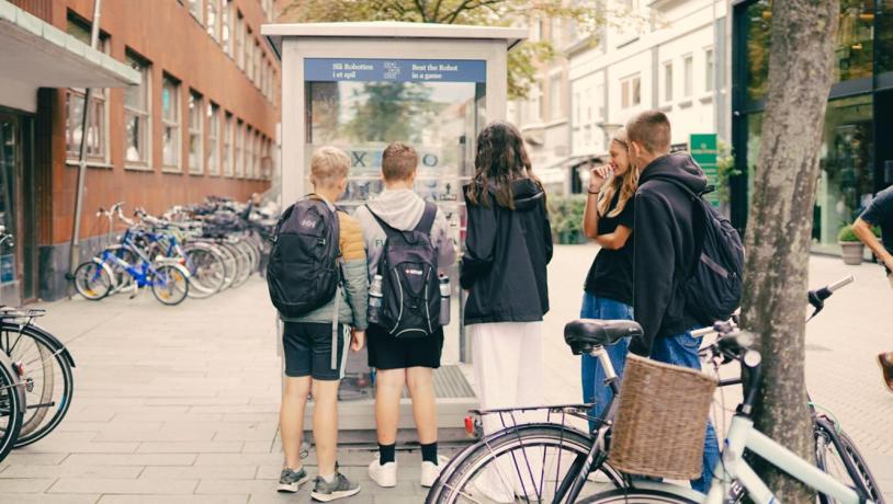 Kryds og bolle robot i gågaden