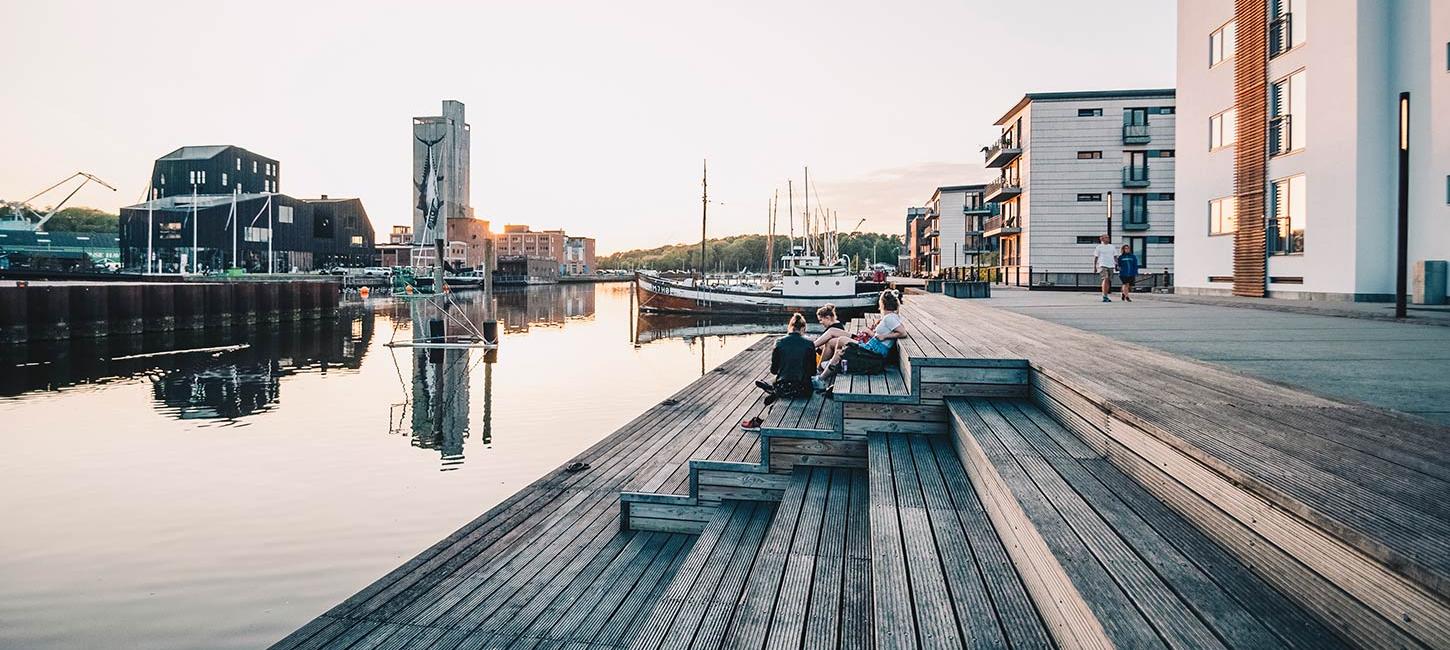 Hænge ud på havnen i solnedgangen