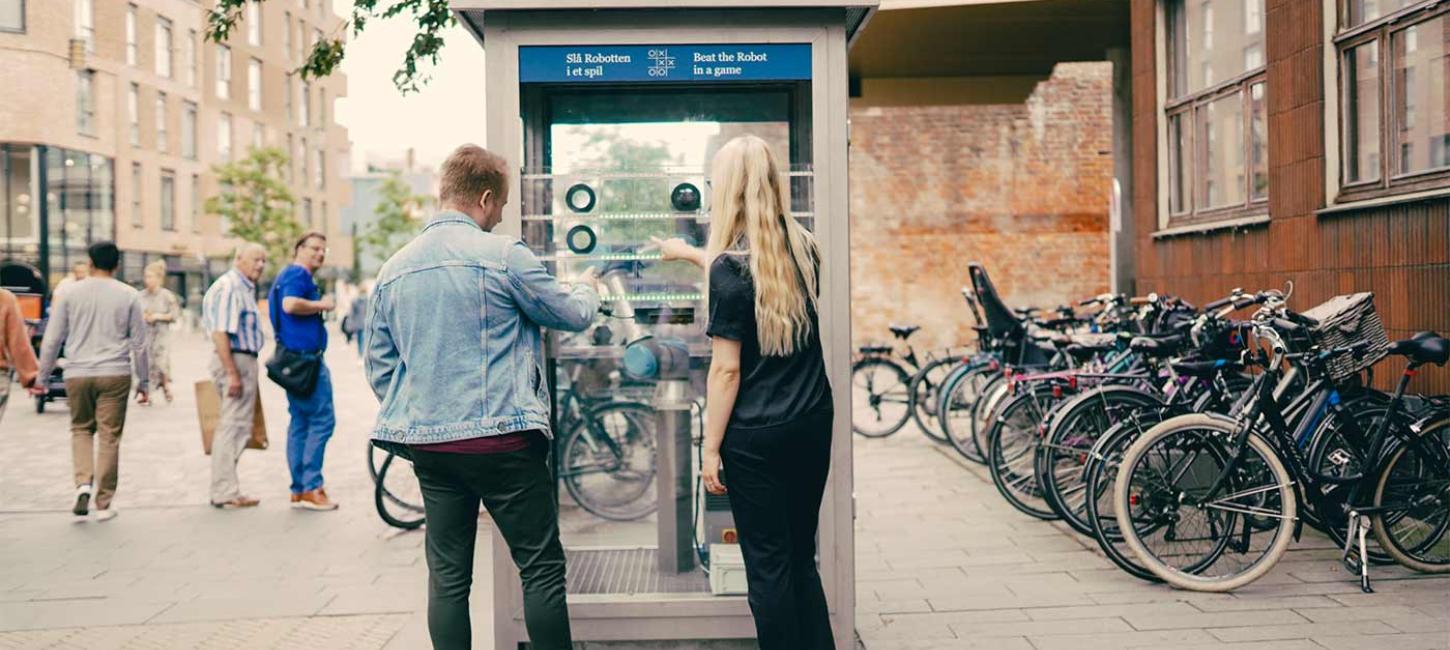 Kryds og bolle robot i gågaden