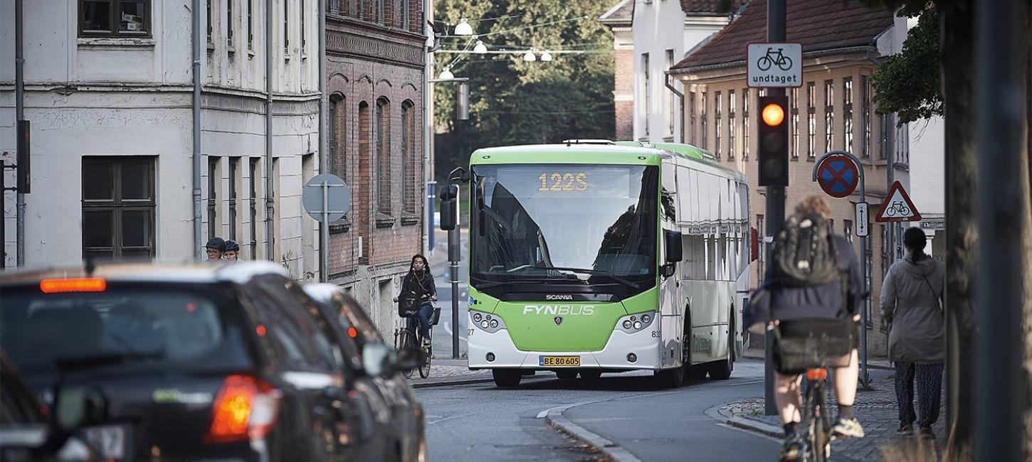 Bybus i smal gade
