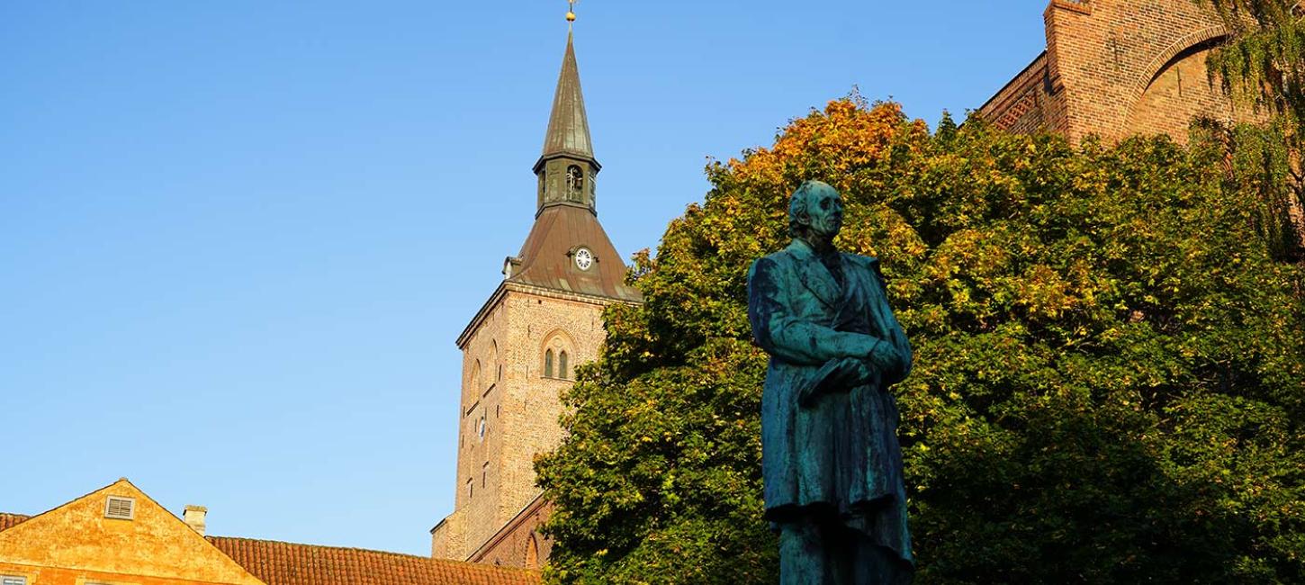 Odense Domkirke med H.C. Andersen statue - solopgang