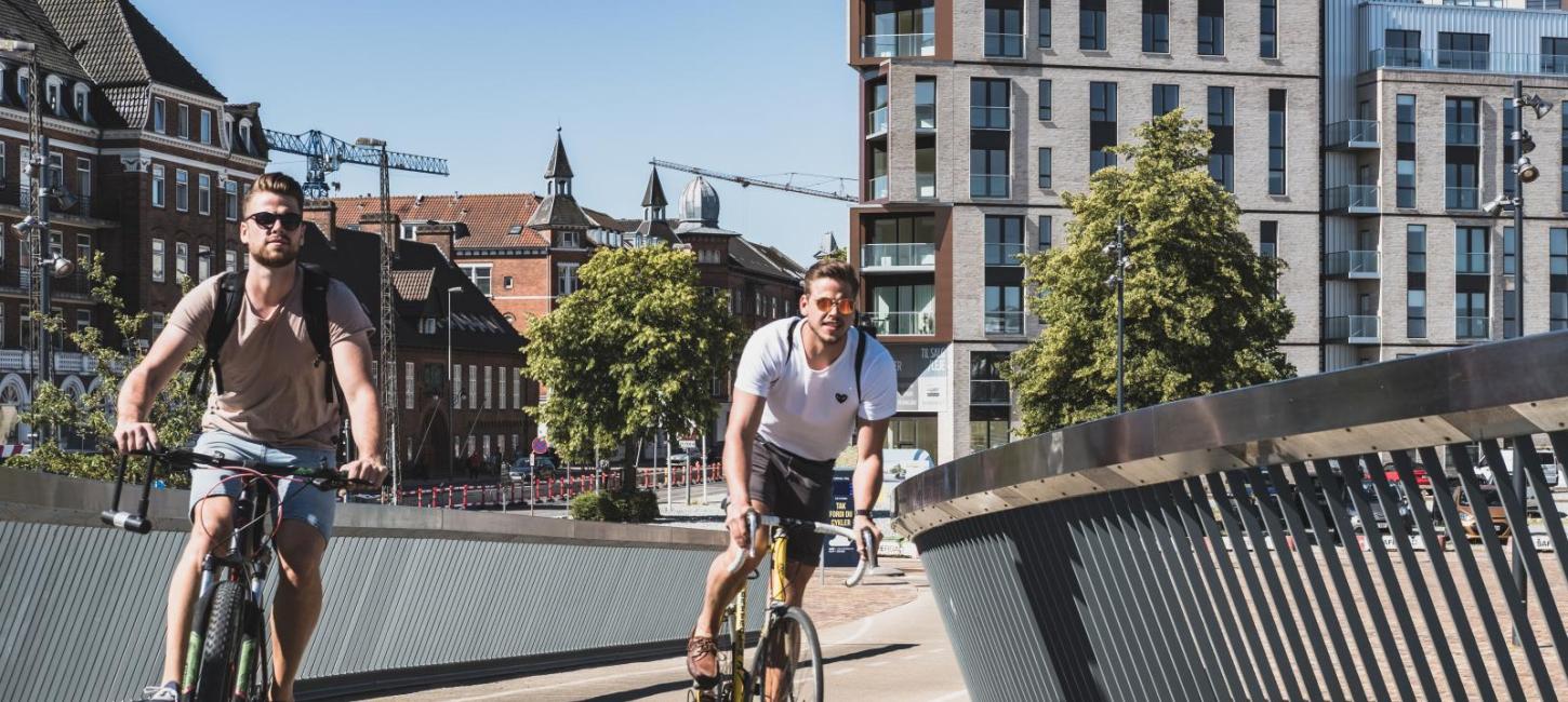 To cyklister på vej over Byens Bro