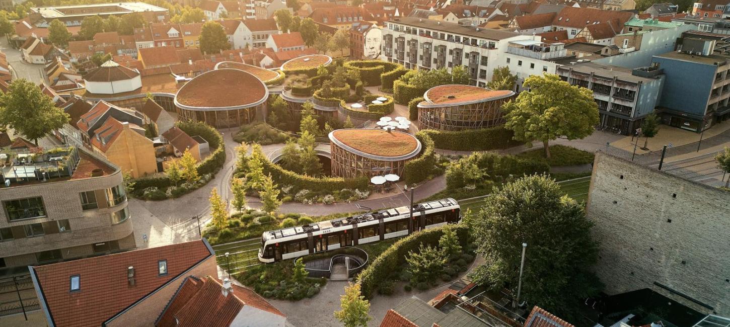 H.C. Andersens Hus med letbane drone