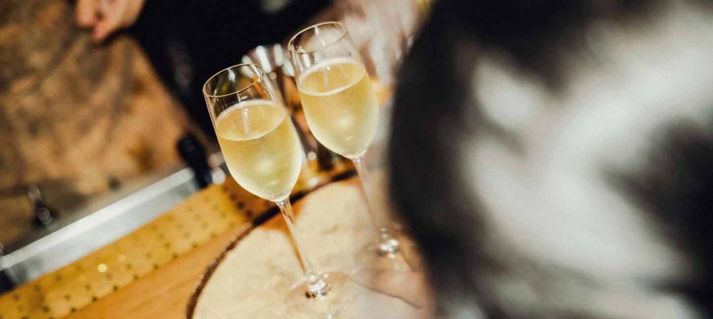 To champagneglas på bord