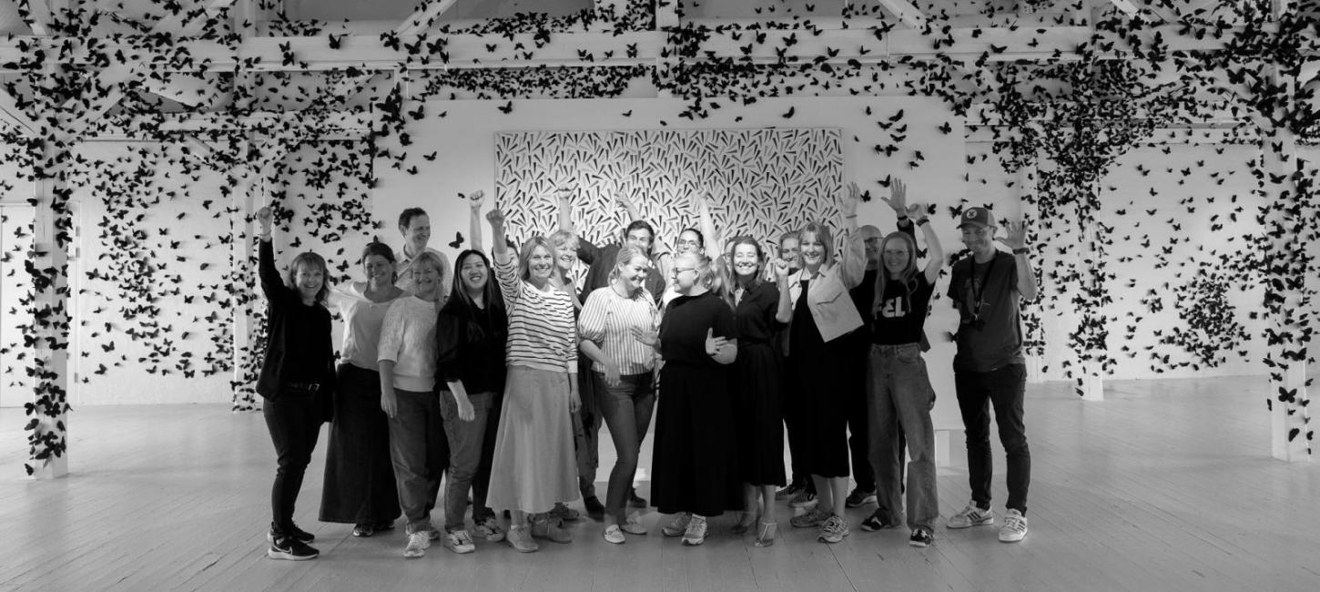 Mødegæster på Brandts i udstillingen S/H