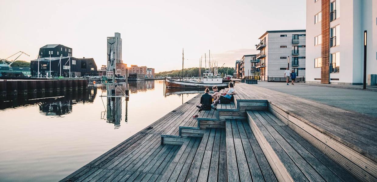 Hænge ud på havnen i solnedgangen