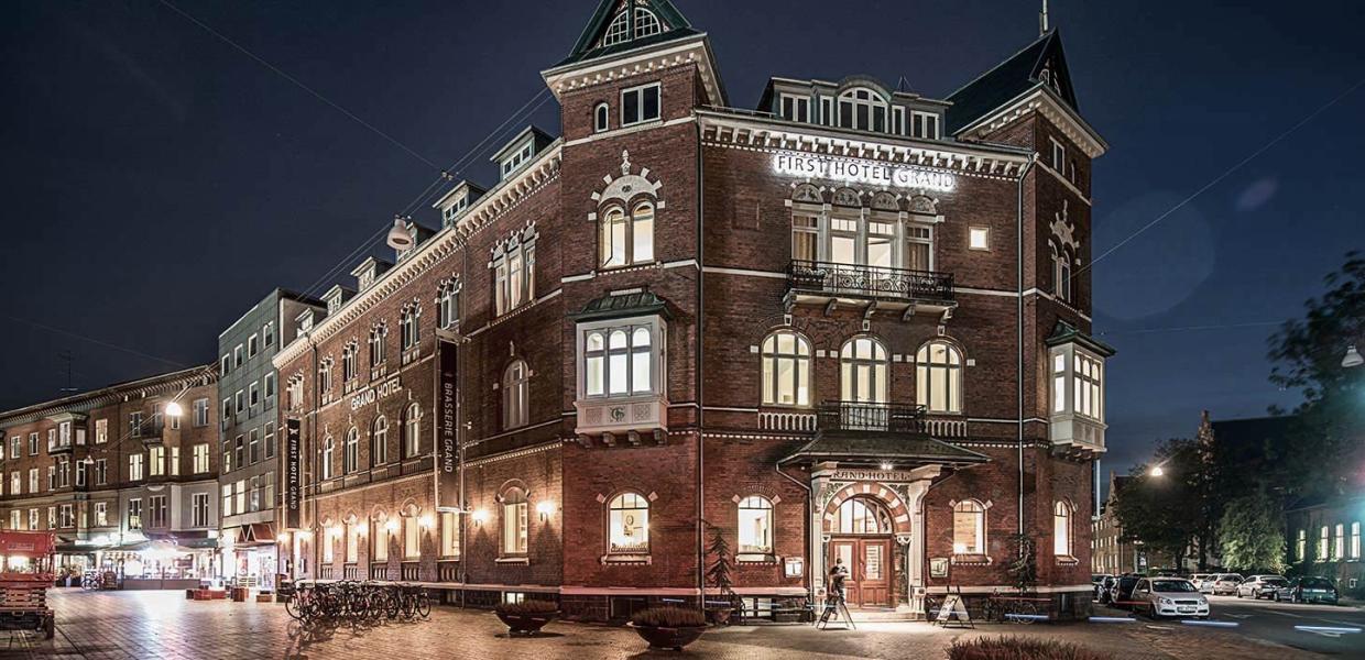 First Grand Facade aften