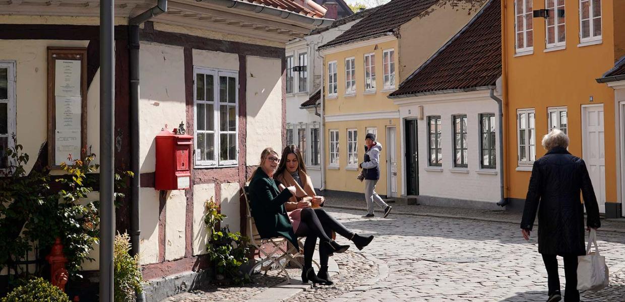 Julie og Emra på bænken i H.C. Andersen Kvarteret