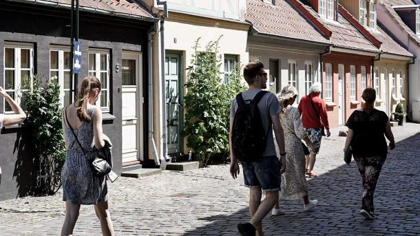 Guide og gruppe i Den Gamle Bydel