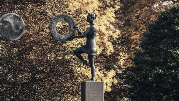 Balancebuen - skulptur med efterårsblade