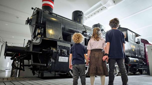 tre børn på jernbanemuseet