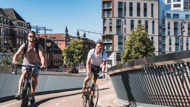 To cyklister på vej over Byens Bro