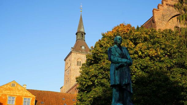 Odense Domkirke med H.C. Andersen statue - solopgang