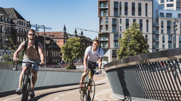 To cyklister på vej over Byens Bro