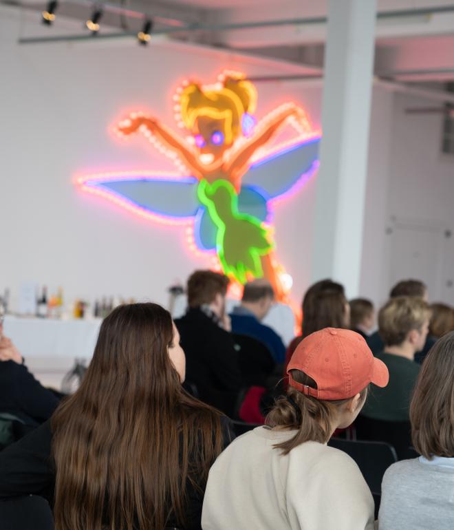 mødegæster og klokkeblomst i neon