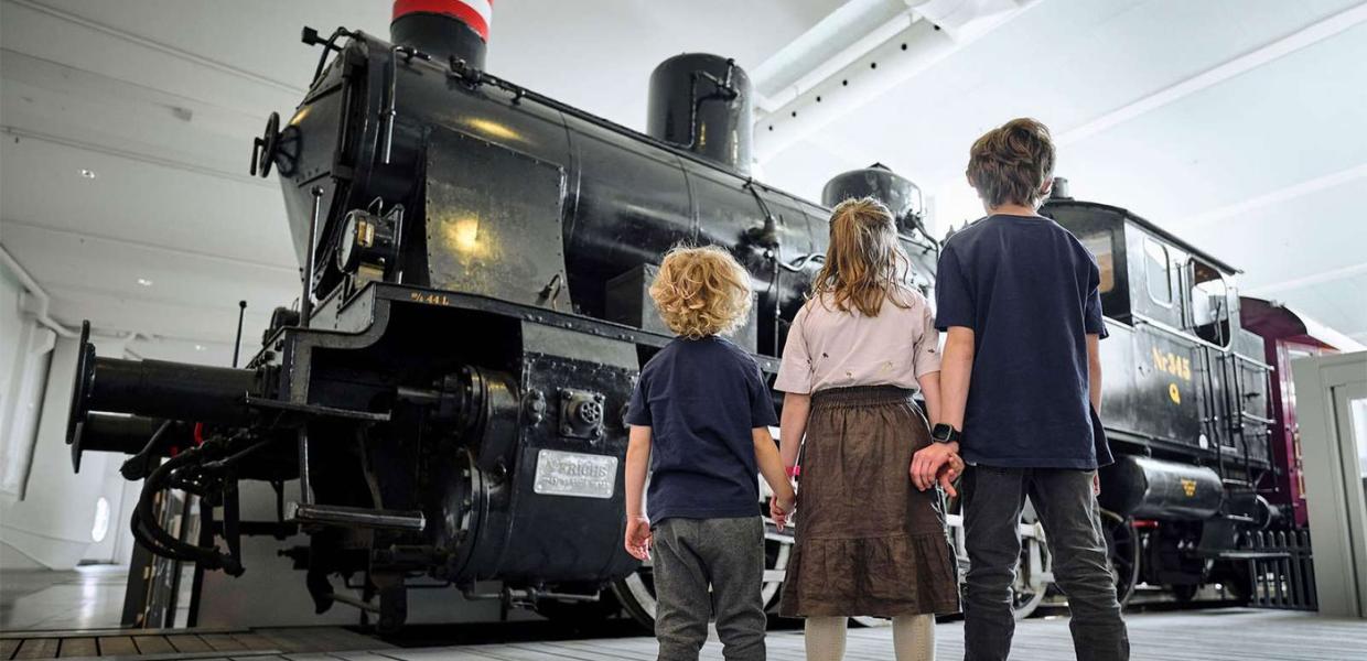 tre børn på jernbanemuseet