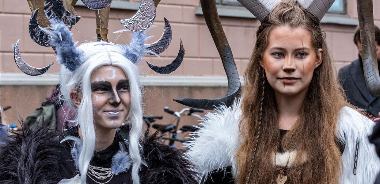 To piger i udklædning
