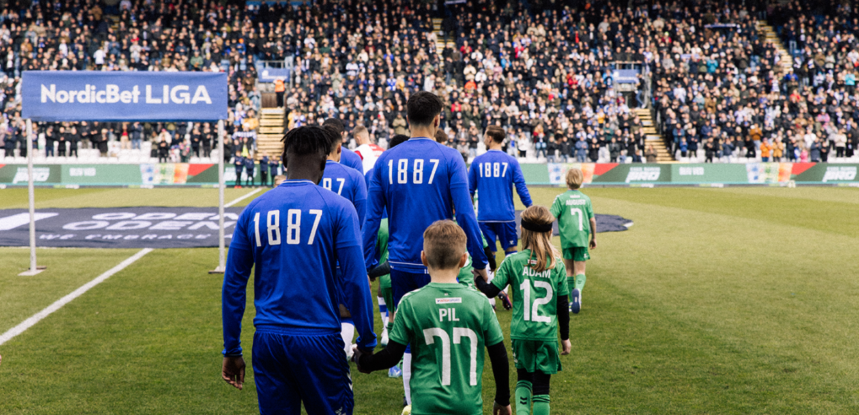 Spillerne går ind på banen