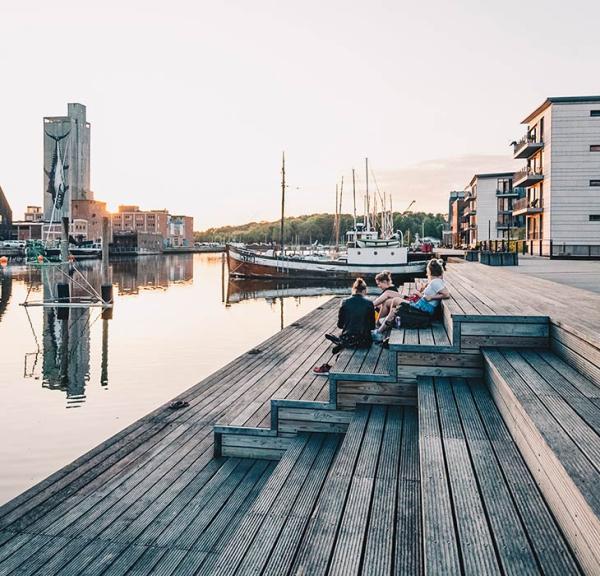 Hænge ud på havnen i solnedgangen