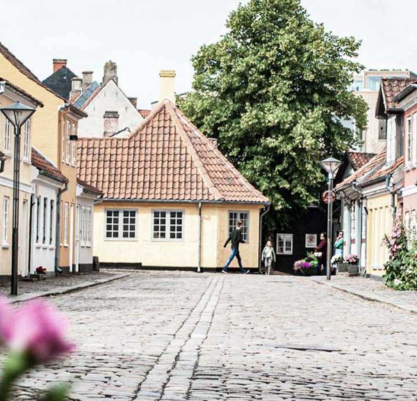 Gående mod H.C. Andersens fødehjem