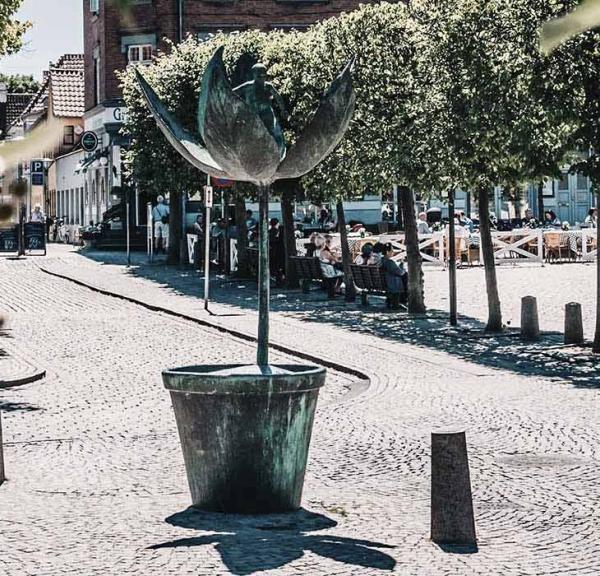 Skulptur Tommelise på Sortebrødre Torv