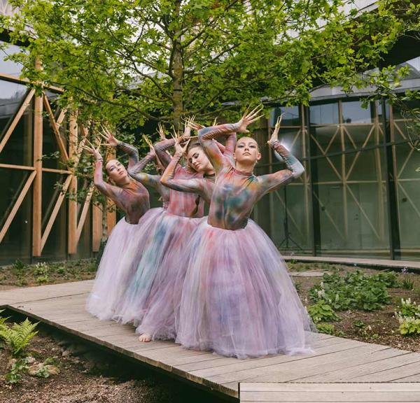 Balletpiger i haven ved H.C. Andersens Hus