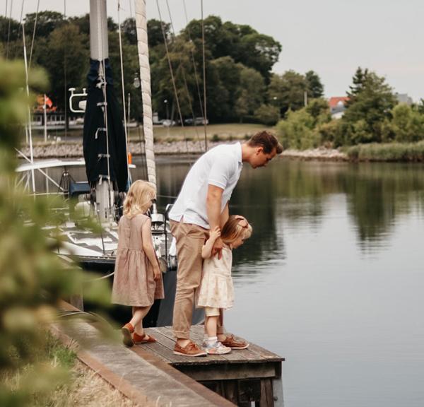 Far med to døtre på Odense Havn