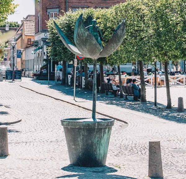 Skulptur Tommelise på Sortebrødre Torv