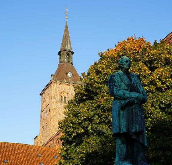 Odense Domkirke med H.C. Andersen statue - solopgang