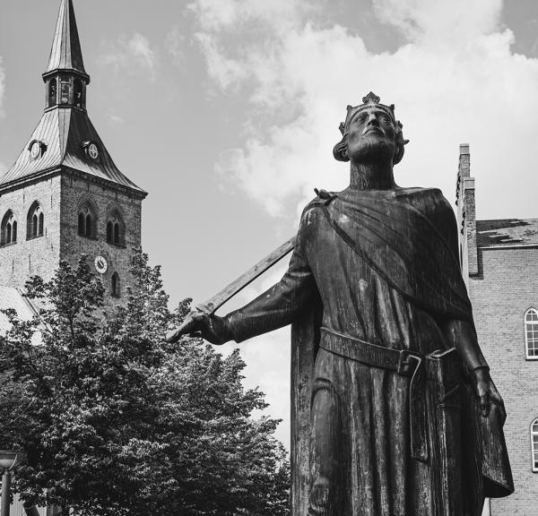 knud og domkirken sort-hvid