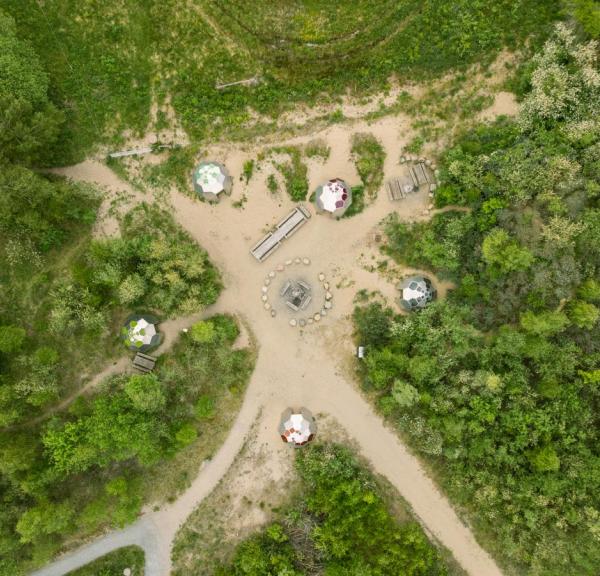 Tarup Davinde kunstshelters lodret over drone