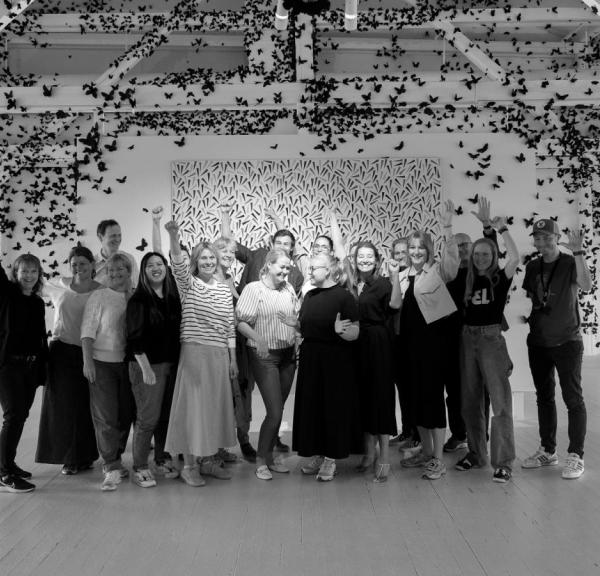 Mødegæster på Brandts i udstillingen S/H