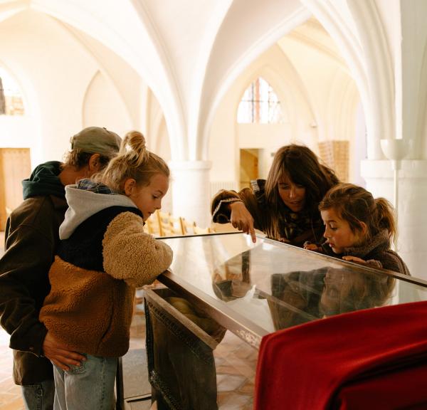 Familie i krypten i domkirken