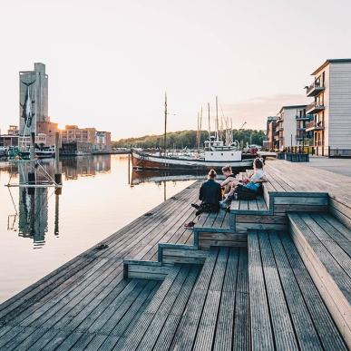 Hænge ud på havnen i solnedgangen