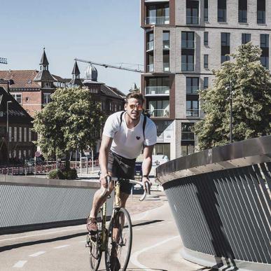 Two cyclists on the City Bridge
