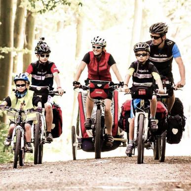 Familie på cykeltur