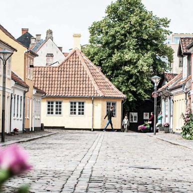 Gående mod H.C. Andersens fødehjem