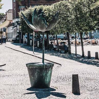 Skulptur Tommelise på Sortebrødre Torv