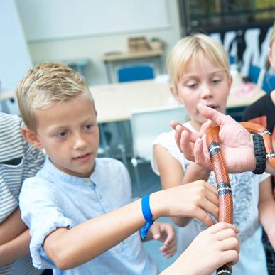børn med slange i Odense ZOO