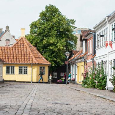 Gående mod H.C. Andersens fødehjem
