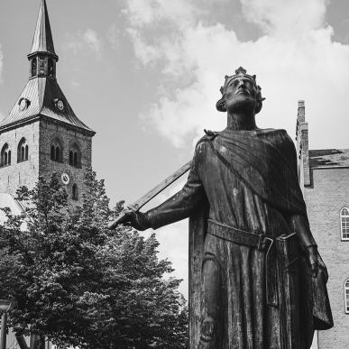 knud og domkirken sort-hvid
