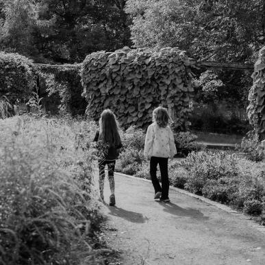 To børn i rotunden S/H