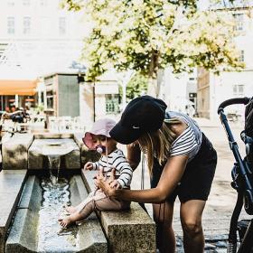 Mor og baby i Brandtsområdet