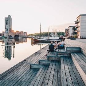Hænge ud på havnen i solnedgangen