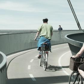 To cyklister på Byens Bro