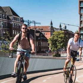 To cyklister på vej over Byens Bro