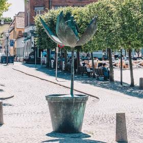 Skulptur Tommelise på Sortebrødre Torv